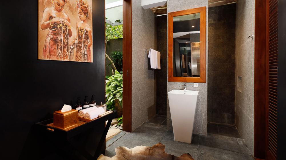 Villa Svarga - Lovely guest bedroom east ensuite bathroom